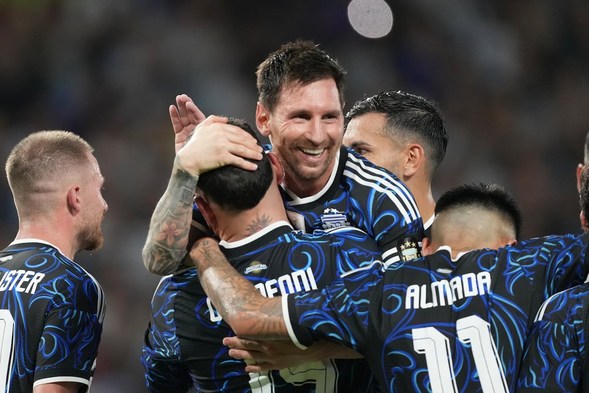 Messi se despide de los hinchas argentinos antes del Mundial con una goleada 5-0 ante Zambia