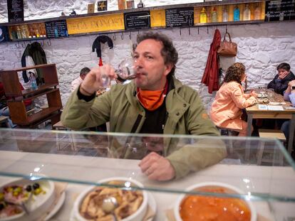 Un cliente toma un vino en la barra de la Bodega Donostiarra.