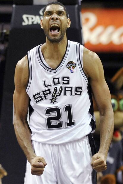 Tim Duncan, de los Spurs, celebra una canasta.