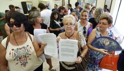 Vecinas de El Cabanyal en el registro del Ayuntamiento de Valencia. 