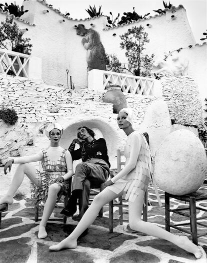 Elsa Peretti (a la izquierda de Dalí) con Dalí y Natacha, ambas con vestidos de Paco Rabanne. Fue tomada en 1966 en la casa de Cadaqués de Dalí.