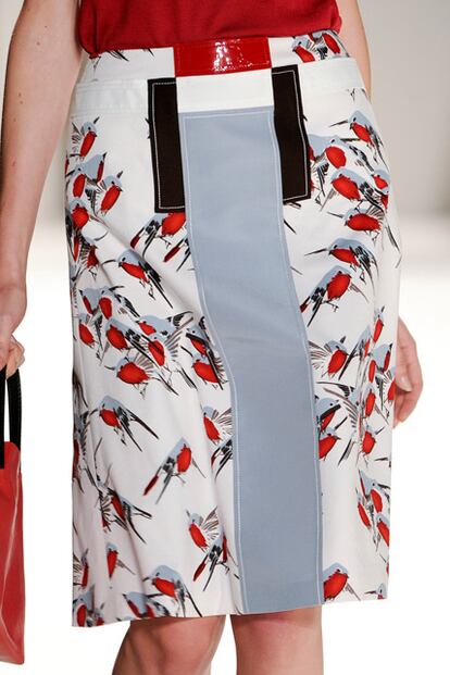 La falda estampada
	Mini, midi, con o sin vuelo, esta prenda actúa de lienzo como en este diseño de Carolina Herrera con print de pájaros (c.p.v.).