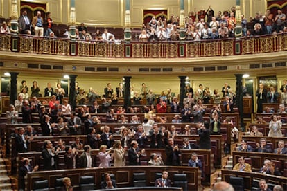 Los diputados socialistas y los colectivos de gays y lesbianas (en la tribuna) aplauden tras la votación.