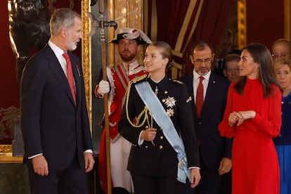 El rey Felipe conversa con su hija Leonor de Borbón, en la recepción este sábado en el Palacio Real de Madrid. 