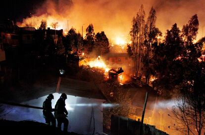 Bomberos trabajan en las labores de extinción del fuego en Valparaíso (Chile).