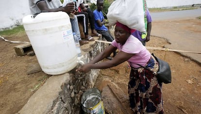 Una mujer se lava las manos en Monrovia (Liberia).
