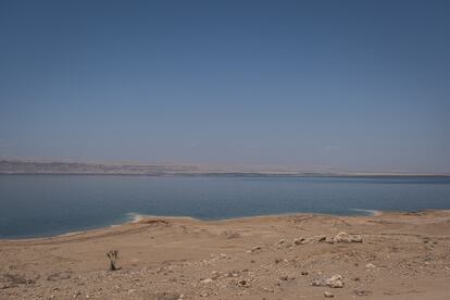 Vista del Mar Muerto desde la orilla. Desde hace años el Mar Muerto, una de las joyas ecológicas del mundo, es también uno de los principales lugares afectados por la disminución del caudal del río Jordán. Desde hace décadas, el agua del Mar Muerto está retrocediendo un metro por año, hecho que preocupa a  los investigadores y científicos de la zona.