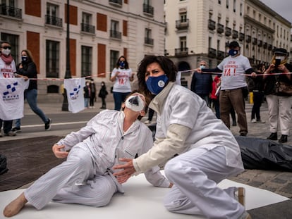 Accion de denuncia en la Puerta del Sol, Madrid, por la muerte de personas mayores en residencia durante la primera ola del covid.