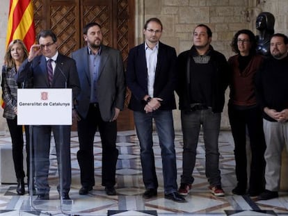 Artur Mas presenta, acompañado de los líderes de los partidos soberanistas, el texto y la fecha de la consulta.