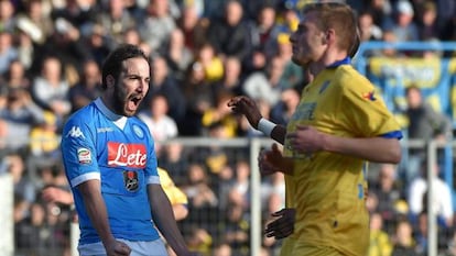 Higua&iacute;n celebra el gol del 0-2 al Frosinone.
