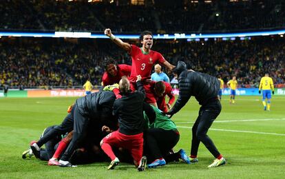 Los jugadores portugueses celebran el tercer tanto de Cristiano Ronaldo.