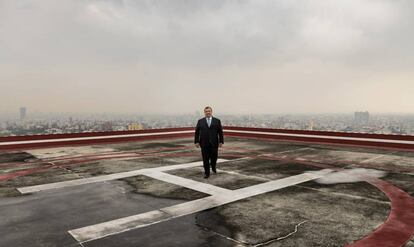 Javier San Juan, presidente de L'Oréal América Latina, en el helipuerto de la sede de la compañía, en México.