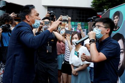 Un defensor de Pekín, a la izquierda, increpa al activista prodemocracia Joshua Wong, este sábado en Hong Kong.