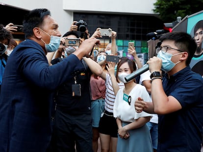 Un defensor de Pekín, a la izquierda, increpa al activista prodemocracia Joshua Wong, este sábado en Hong Kong.