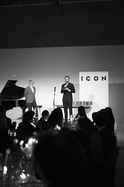 El actor Fernando Guallar recogió el premio ICON actor a Diego Boneta, que como no pudo acudir entró en la gala por teléfono desde su hotel de Madrid. 