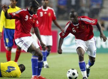 Lassana Diarra, con el número 6, durante un encuentro ante Ecuador