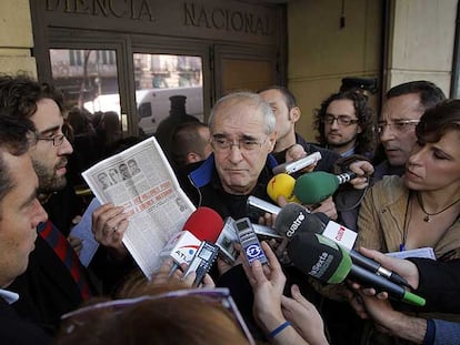 Eugenio Etxebeste, <i>Antxon,</i> a las puertas de la Audiencia.