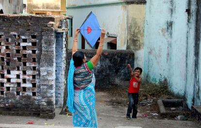 En las escalinatas que dan al río Ganges y en casi cada terraza hay un niño con una cometa.