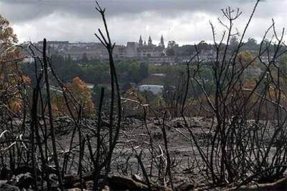 Panorámica de Santiago de Compostela desde el monte quemado por los incendios.