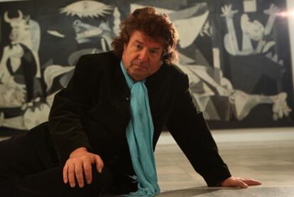 Enrique Morente (Granada, 1942-Madrid, 2010), sentado delante del <i>Guernica,</i> de Pablo Picasso, en el Museo Reina Sofía de Madrid. Imagen de la película <i>Morente. El barbero de Picasso,</i> de Emilio R. Barrachina,