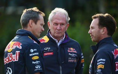 Christian Horner habla con dos de sus asistentes de Red Bull.