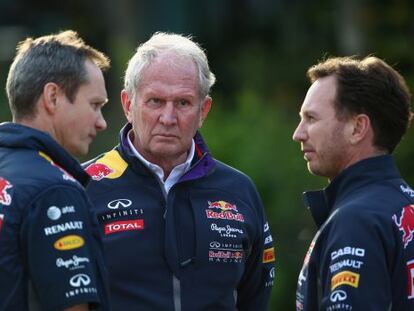 Christian Horner habla con dos de sus asistentes de Red Bull.