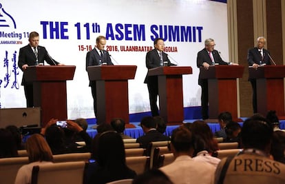 Desde la izquierda, el priemer ministro eslovaco, y los presidentesdel Consejo Europeo, Mongolia, la Comisión Europea y Myanmar, en Ulán Bator.