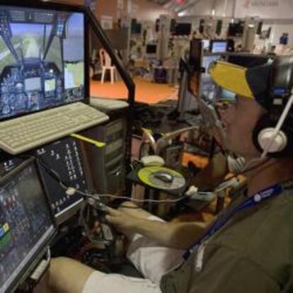 Un visitante utiliza un simulador de vuelo durante el Campus Party de Valencia de julio pasado