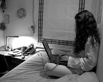 La afición a chatear por Internet durante la madrugada quita horas de sueño a muchos adolescentes.