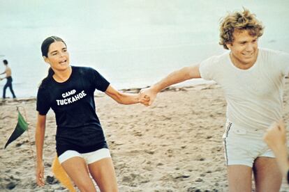 Ali MacGraw y Ryan O'Neal en Love Story (1970).