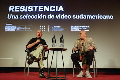 El director del Museo Reina Sofía, Manuel Segade, y el director general de BienalSur, Aníbal Jozami, presentan la exposición 'Resistencia'.