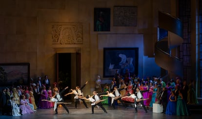 Un momento del ballet del cuadro de Cours-la-Reine, en el tercer acto de ‘Manon’, el pasado 3 de octubre en Valencia.