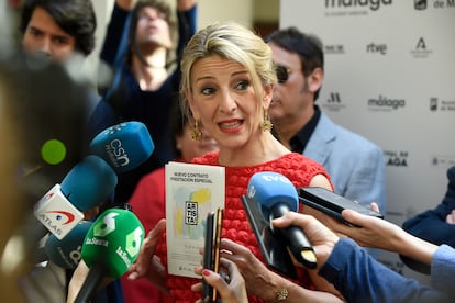 Yolanda Díaz atiende a los medios de comunicación, el martes.