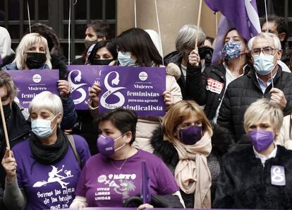 "Vivas, libres, unidas" ha sido el mensaje que ha encabezado la concentración convocada en Pamplona por UGT y CC OO en el Día Internacional de la Mujer y en la que han reivindicado la igualdad plena y efectiva. Globos y banderas moradas y carteles con lemas como "Mujeres feministas para una agenda sindicalista" se han exhibido en la protesta que ha tenido lugar en la entrada de la sede de ambos sindicatos en la capital navarra.