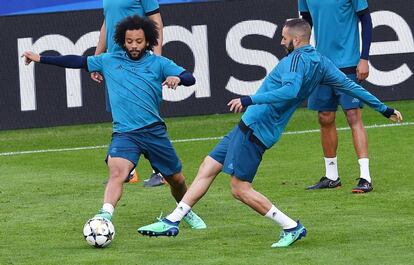 Benzema y Marcelo en el entrenamiento de este lunes en el Juventus Stadium.