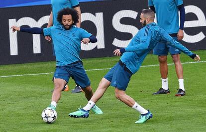 Benzema y Marcelo en el entrenamiento de este lunes en el Juventus Stadium. 