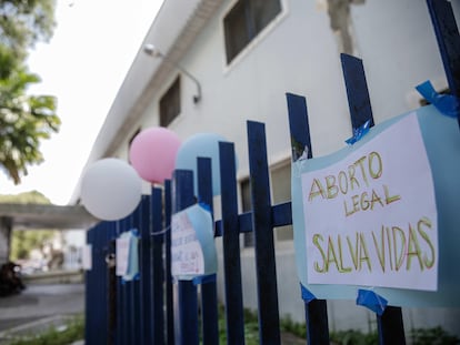 Globos y letreros a favor del aborto en la fachada del Centro Integrado de Salud Amaury de Medeiros de Recife una clínica materna pública de referencia en el país para procedimientos de interrupción de embarazo, en Brasil.