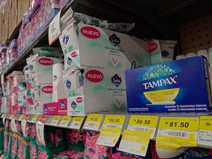 Caja de tampones disponibles en un supermercado de Ciudad de México.