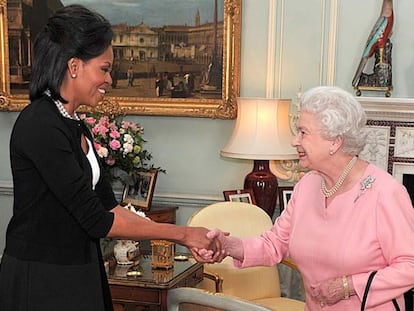 La reina Isabel, ayer en palacio con Michelle Obama.