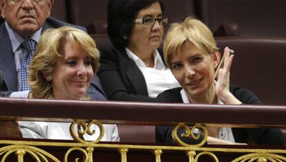 La presidenta de la comunidad de Madrid, Esperanza Aguirre, y la esposa del presidente del Gobierno, Sonsoles Espinosa, siguen los discursos del estado de la nación.