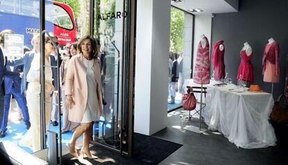 La alcaldesa de Madrid, Ana Botella, visita una tienda en el barrio de Salamanca.