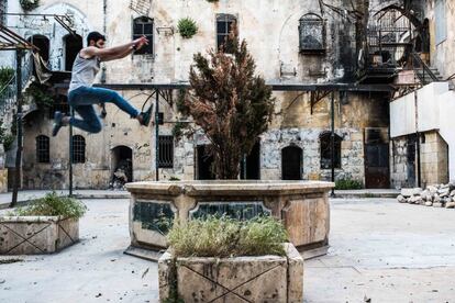 “Compartimos una pasión por el deporte y es lo que nos ha permitido sacar fuera toda la energía negativa y la presión psicológica que trajo la guerra”, dice uno de los jóvenes que practica el 'parkour' en Alepo.