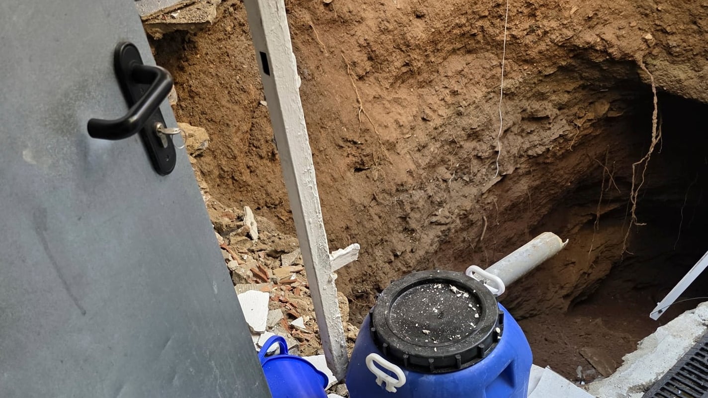 Los vecinos desalojados por el socavón en la L9 del metro estarán fuera de casa al menos hasta el sábado