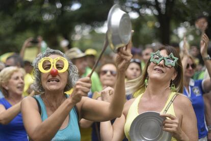 Milhares de pessoas, em dezenas de cidades do Brasil, foram às ruas para pedir a destituição da presidenta, Dilma Rousseff. Na imagem, manifestantes protestam em Belo Horizonte.