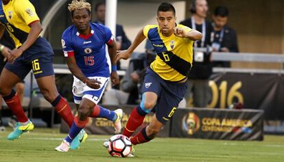 Noboa controla el bal&oacute;n ante Norde, en el Ecuador-Hait&iacute; 