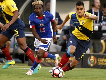 Noboa controla el bal&oacute;n ante Norde, en el Ecuador-Hait&iacute; 