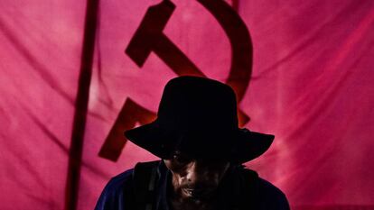 Un guerrilleros del NEP, la rama militar del partido Comunista de Filipinas, en las montañas de Sierra Madre, Quezon (Filipinas).