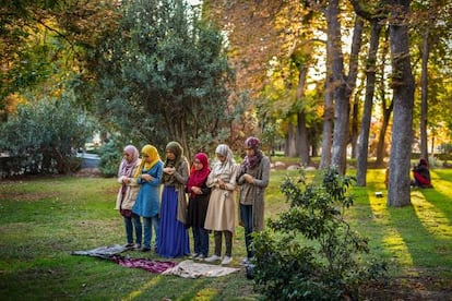 Seis de las promotoras de la Asociación de Chicas Musulmanas de España, durante el rezo de la tarde en el madrileño parque del Retiro. Todas tienen carrera y son españolas.