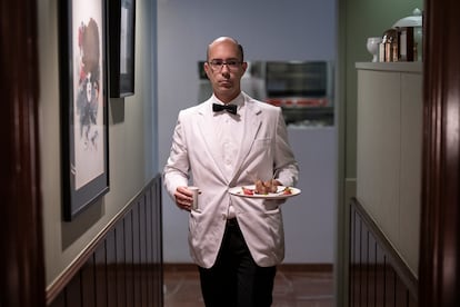 Pepe, el jefe de sala, se dirige a servir una de las mesas de Ca l'Isidre, en Barcelona.