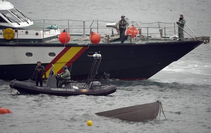 Members of the Civil Guard re-float the 'narco-submarine' intercepted in Galician waters.